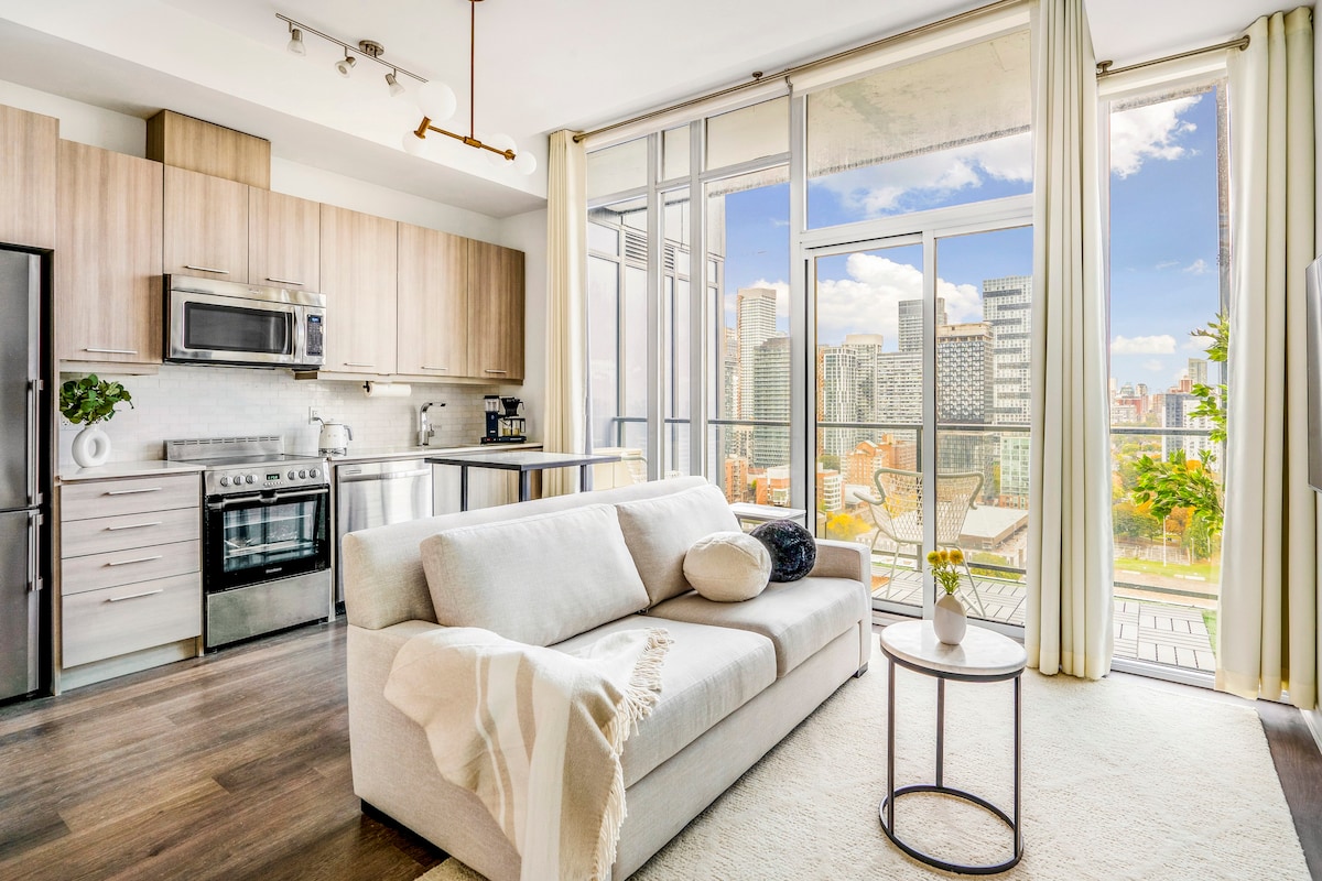 Debonair Condo Heart of Toronto w/Free Parking