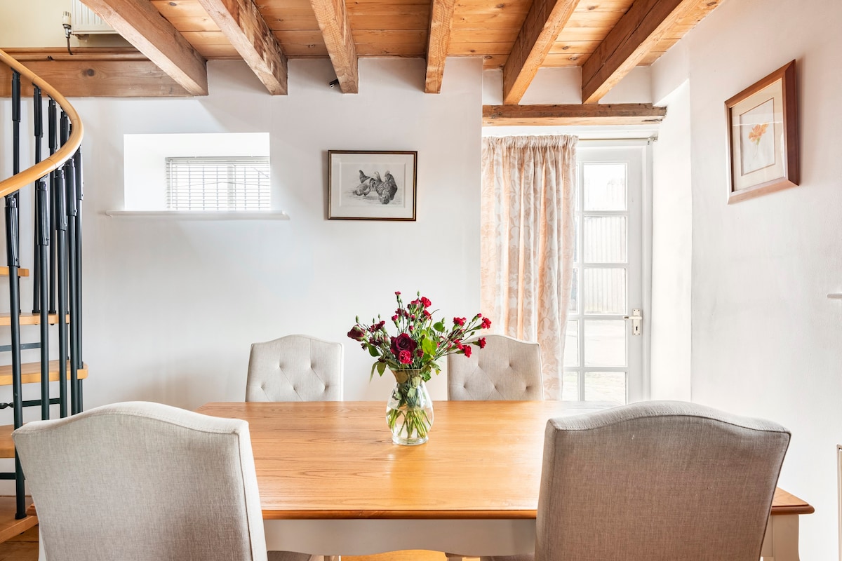 Granary cottage with HOT TUB