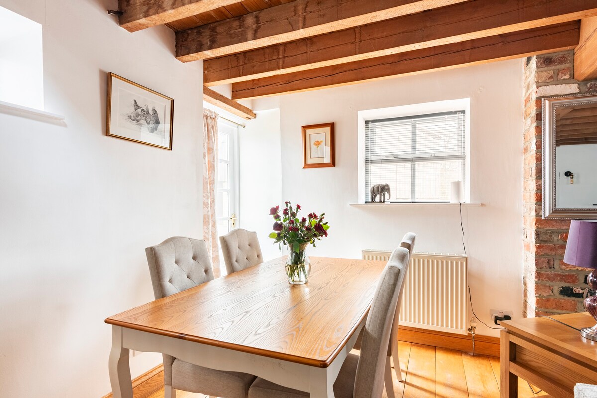 Granary cottage with HOT TUB