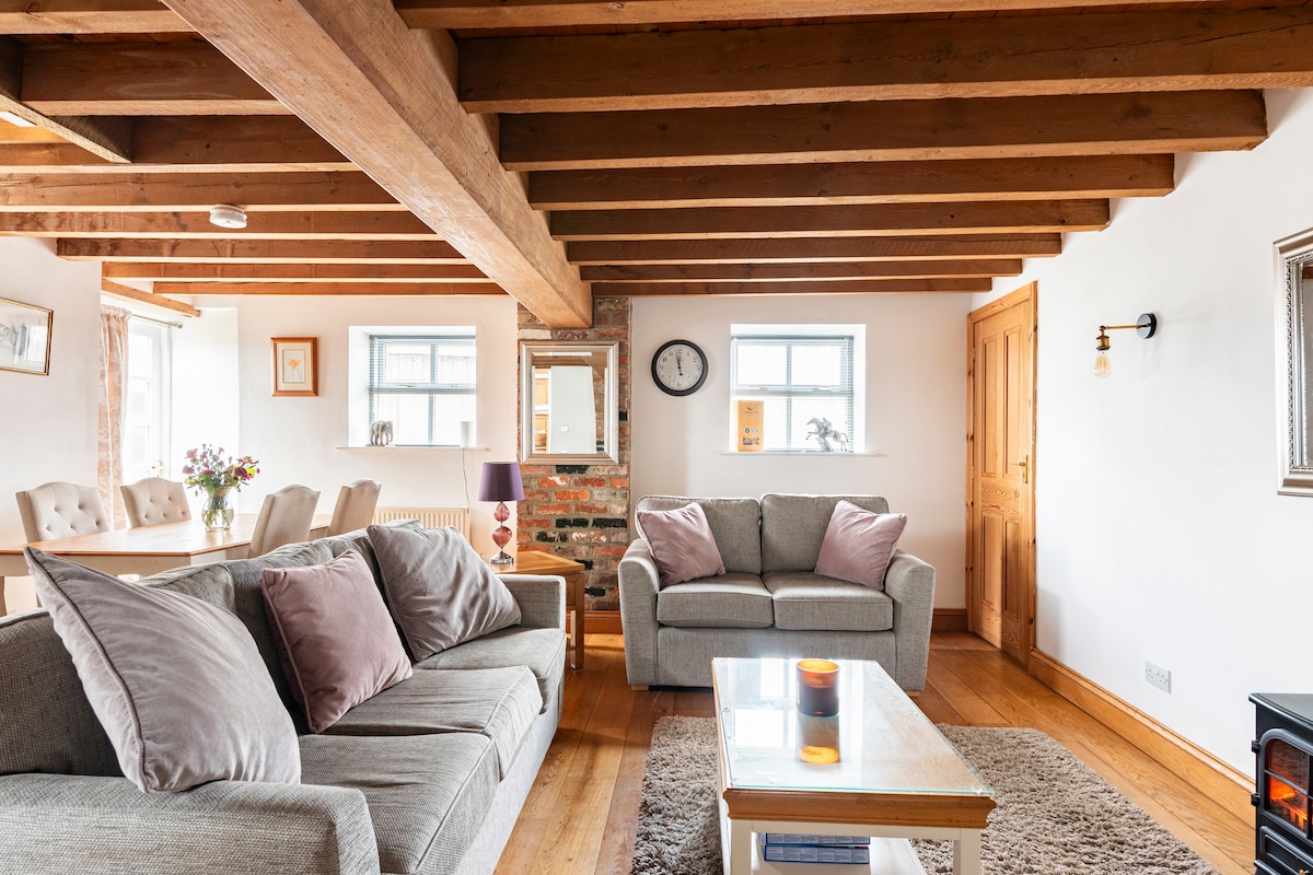 Granary cottage with HOT TUB