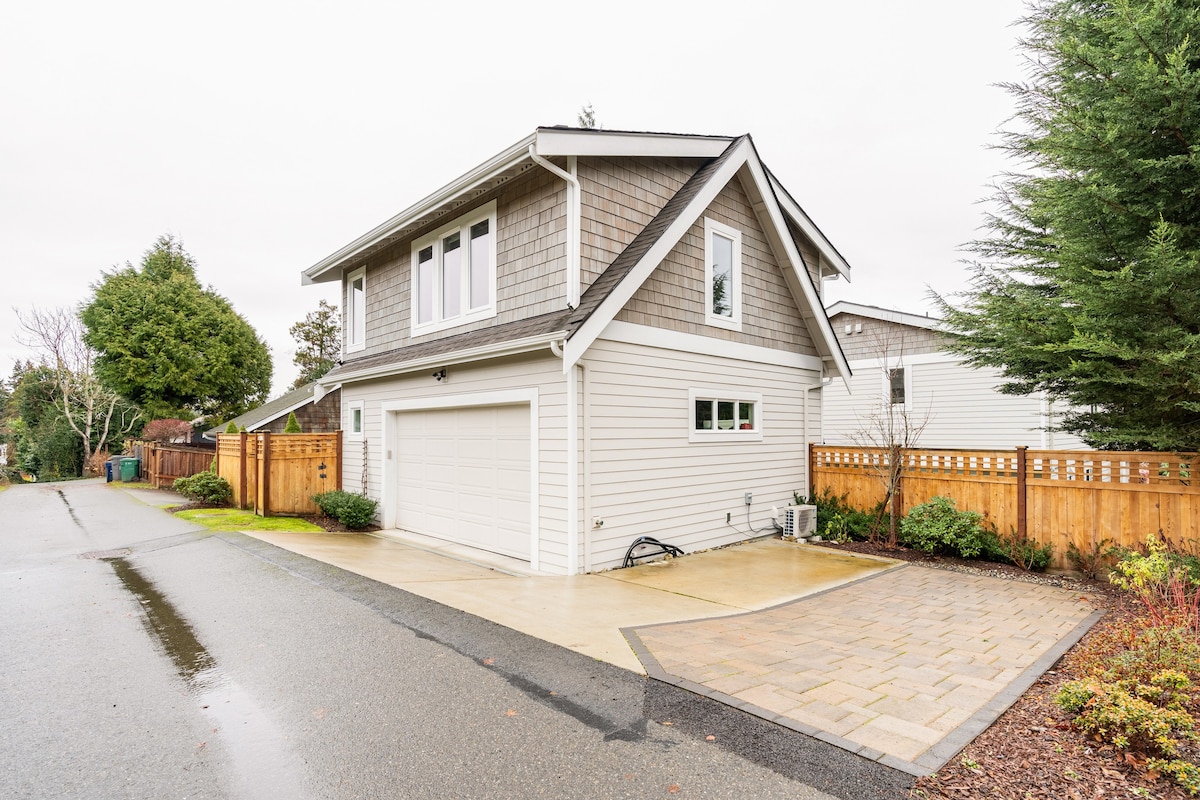 Cozy Cottage Nestled in Downtown Kirkland