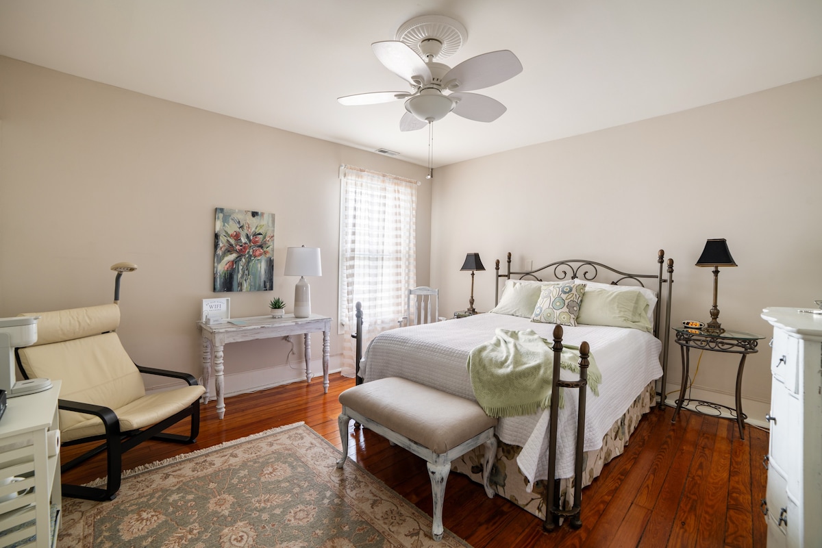 Deluxe Queen Room in Historic Home, Private, Quiet