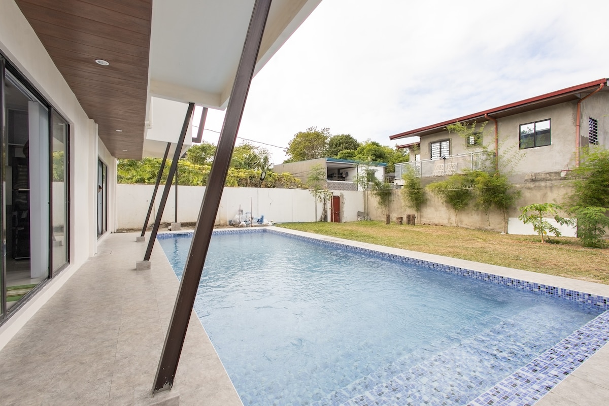 Carmona Executive 2BR Wes Pool Villa WiFi AirCond