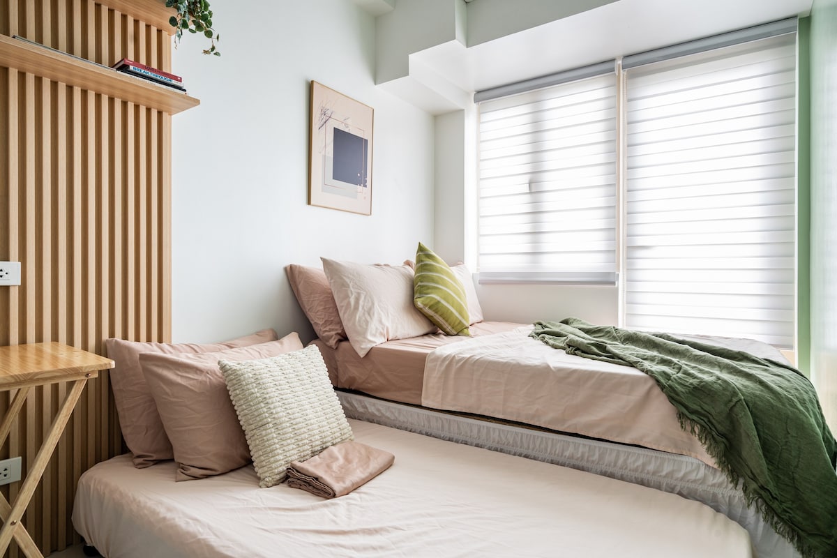 Cozy 2-Bedroom Suite at Coast Residences