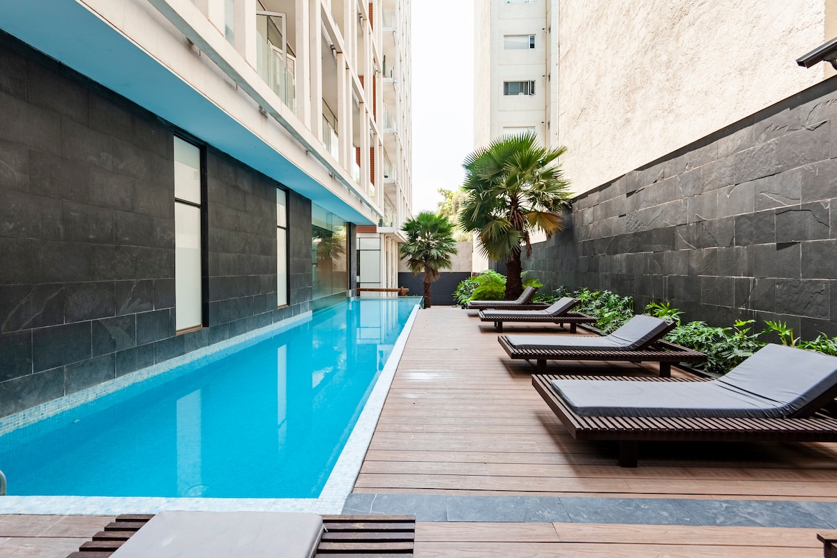 Exquisite Condesa Oasis: Luxe Views, Pool & Gym