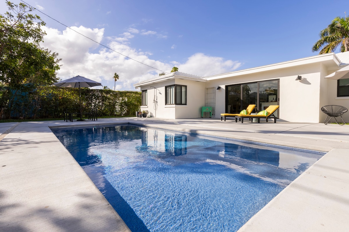 Modern Beach Home, Family Friendly, Heated Pool