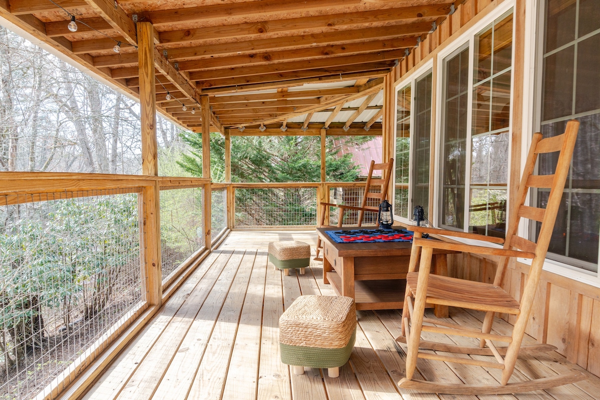 Creekside cabin w/ wraparound covered deck
