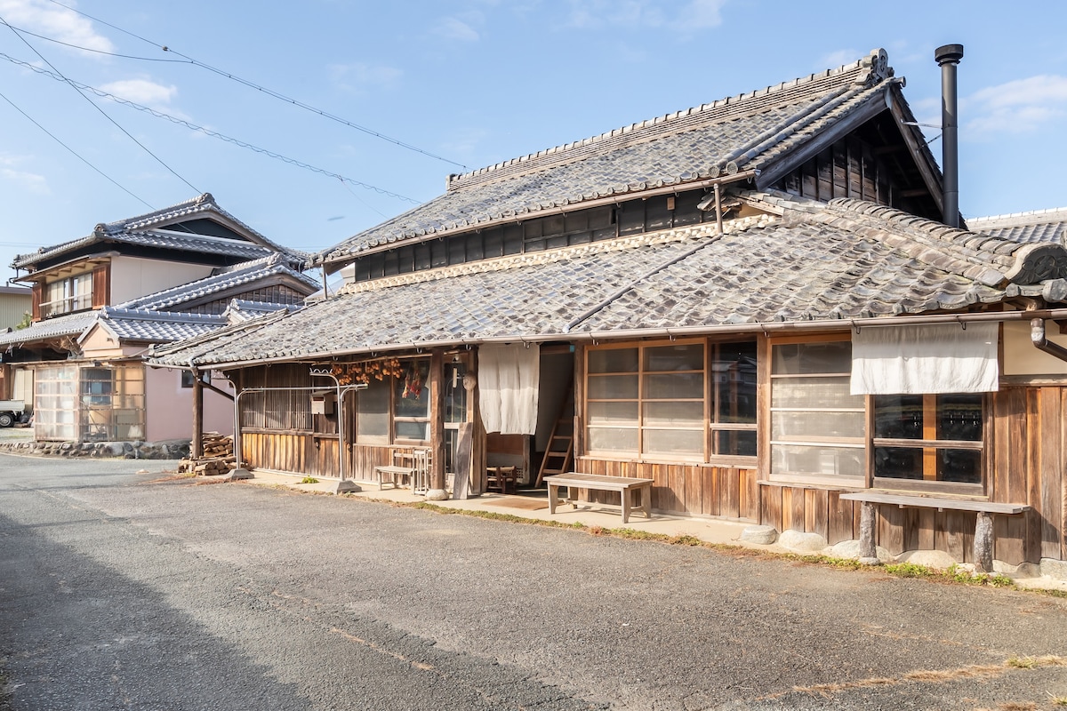 築180年の古民家で1日1組。伊勢神宮へ30分、VISONへ5分、愛犬OK(条件あり)