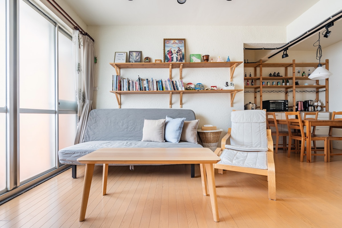 Airbnb推薦藍晒公寓市中心2~8人包棟空間2房2廳，國華街保安路走路5公鐘，花園大東夜市10分鐘