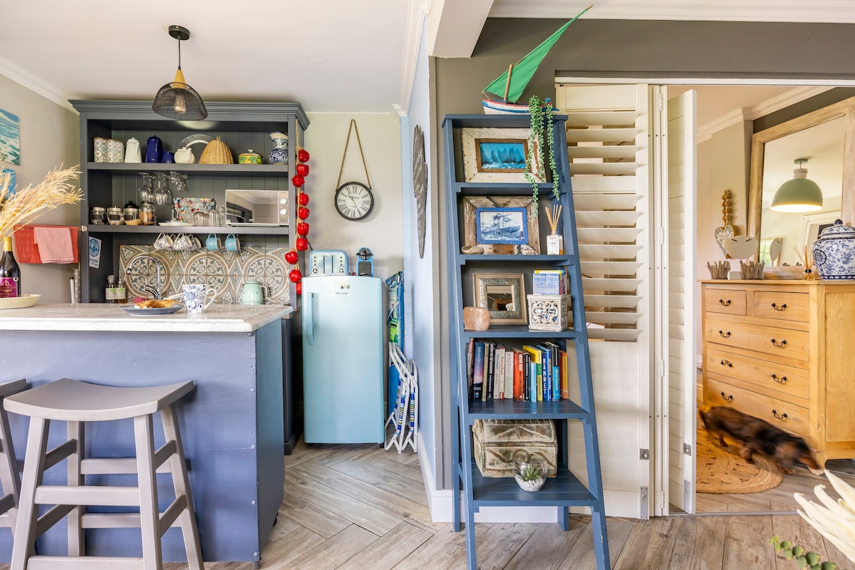 Compass Cottage, Betwixt Sea and Mountains