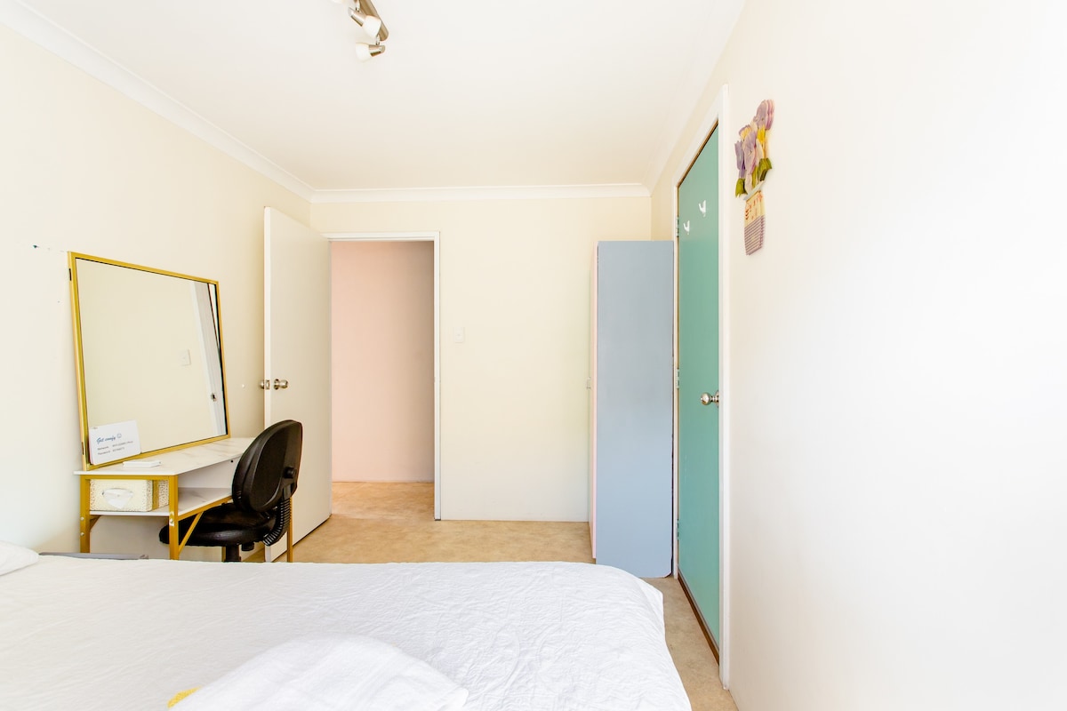 1.舒适的标准双人床卧室，温馨舒适，靠近所有便利设施