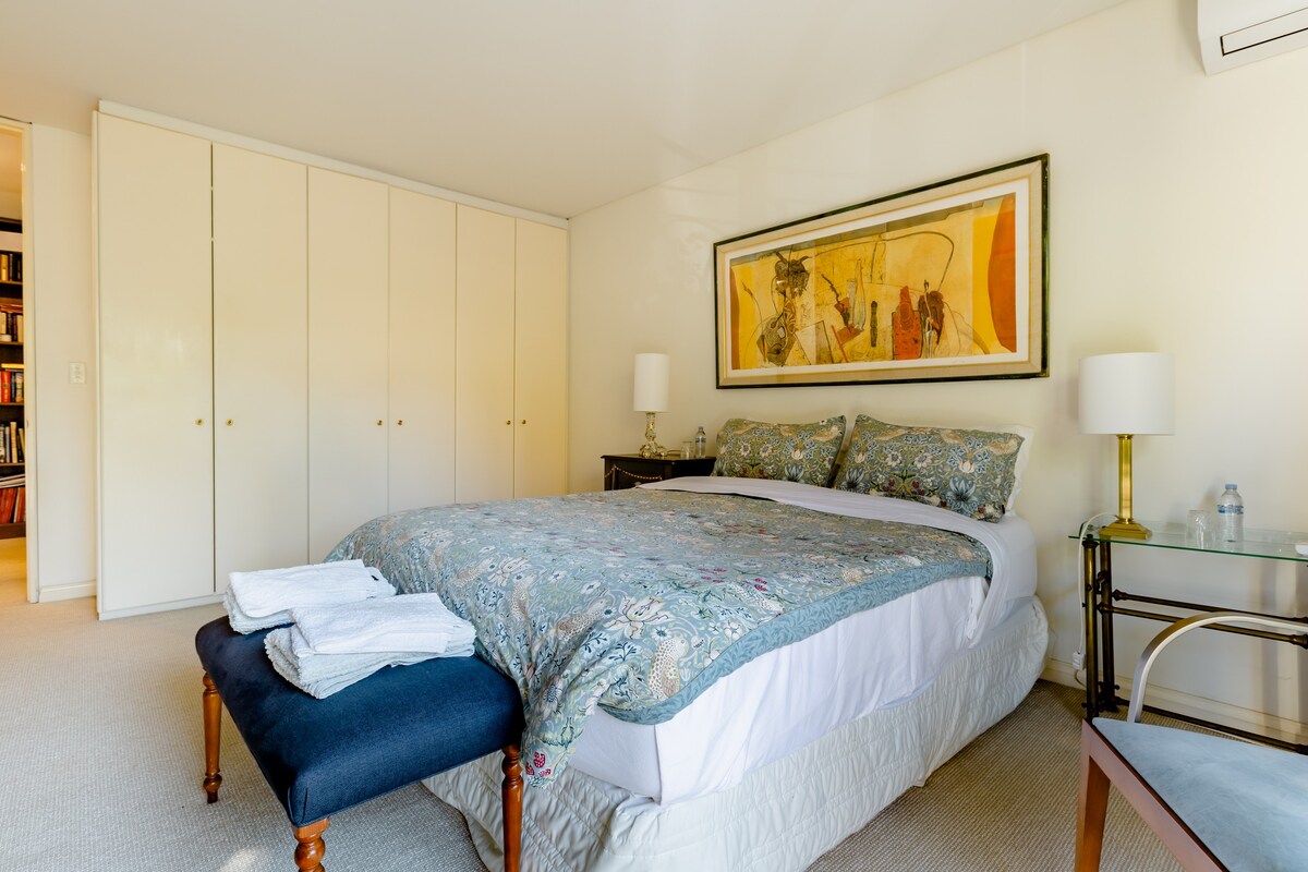 South Yarra的宽敞卧室，带独立套房