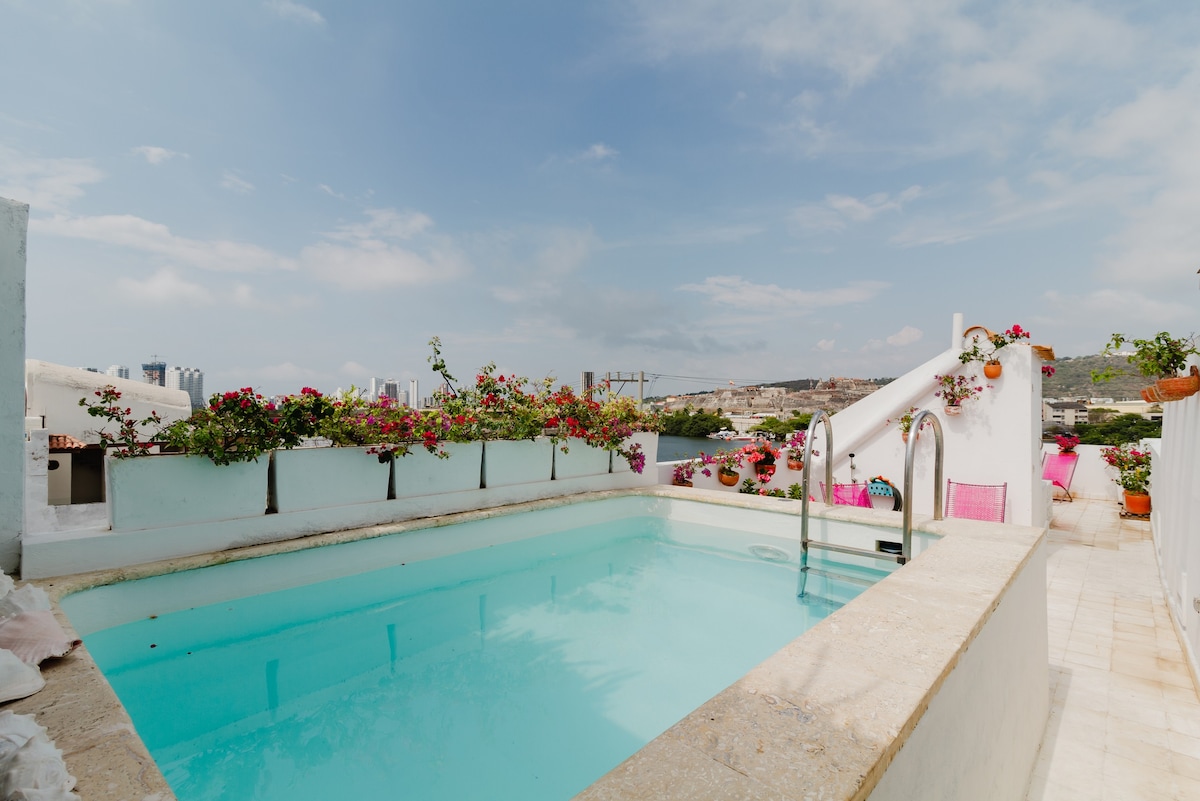 Room 2 in Getsemani. House with pool and terrace.