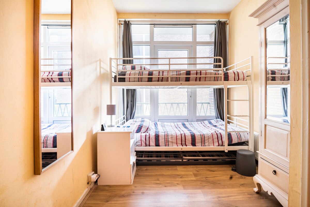 位于鹿特丹市中心带双层床的房间