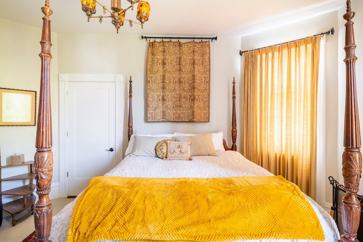 Gold Room - Historic Luxurious Victorian, Napa