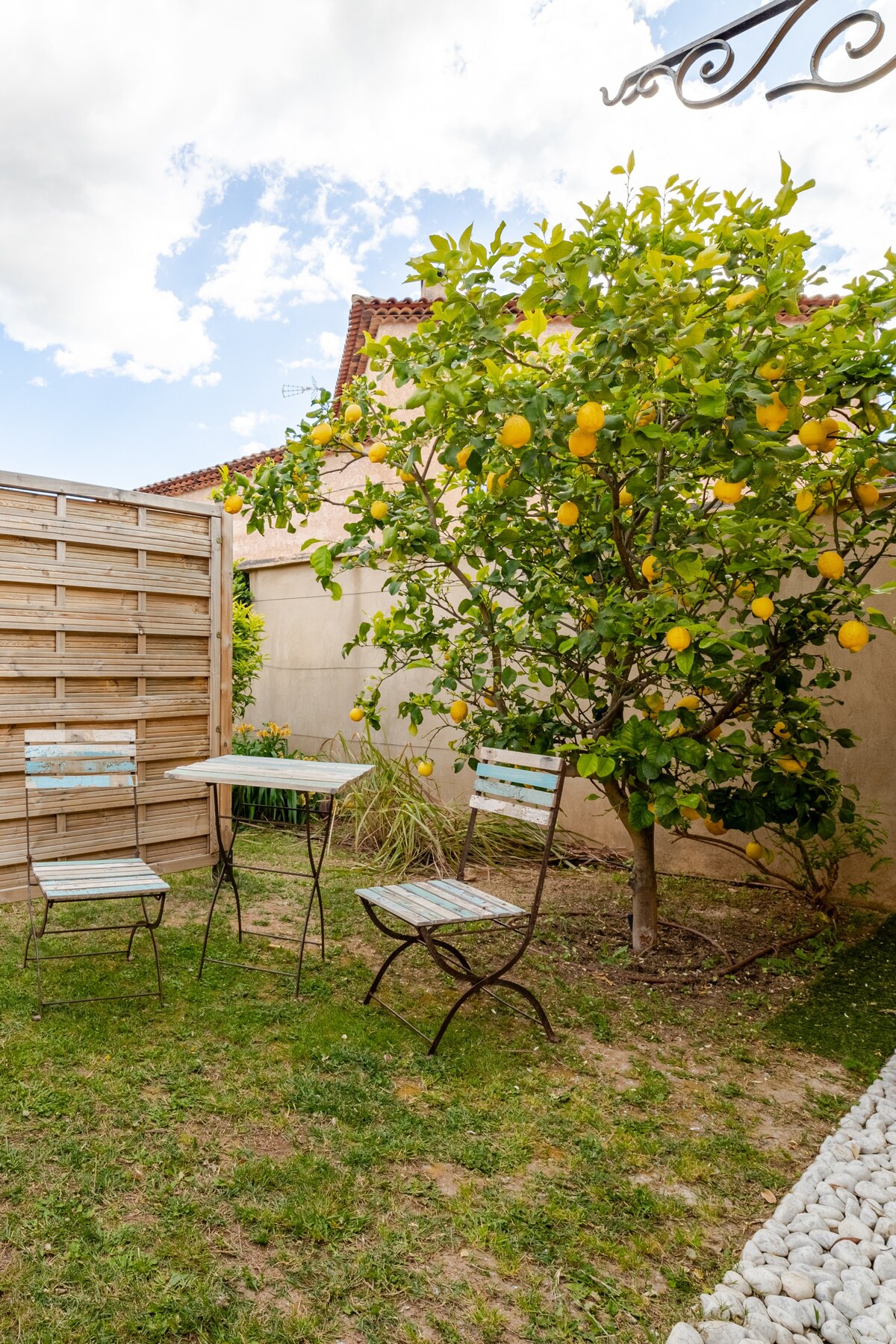 Charmante maisonnette au pied d'une colline