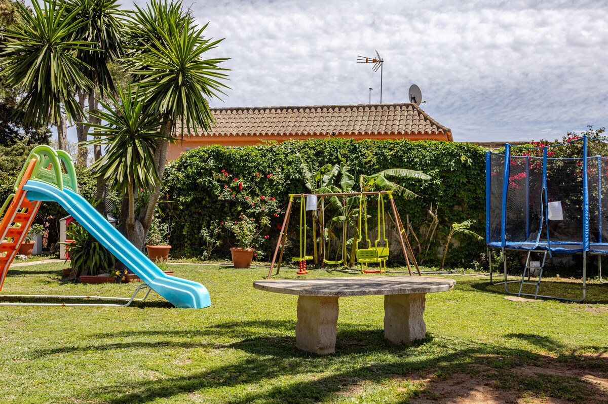 El Patio del Limonero en Chiclana.泳池+花园