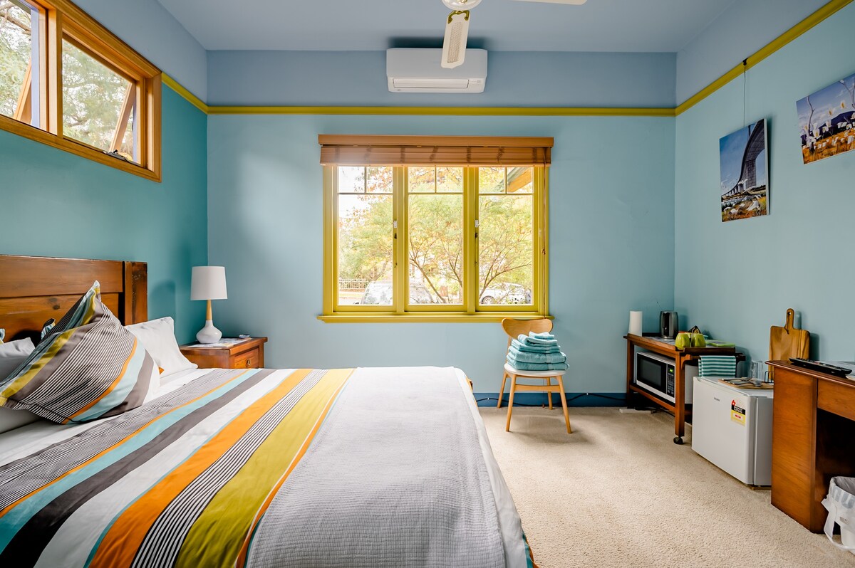 Blue Room, ensuite, near HUGE River Parkland.