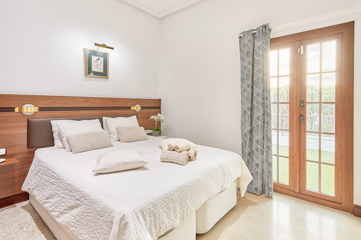 卧室露台住宿，距离巴罗萨海滩（ Playa Barrosa ）、奇克拉纳（ Chiclana ） 300米
