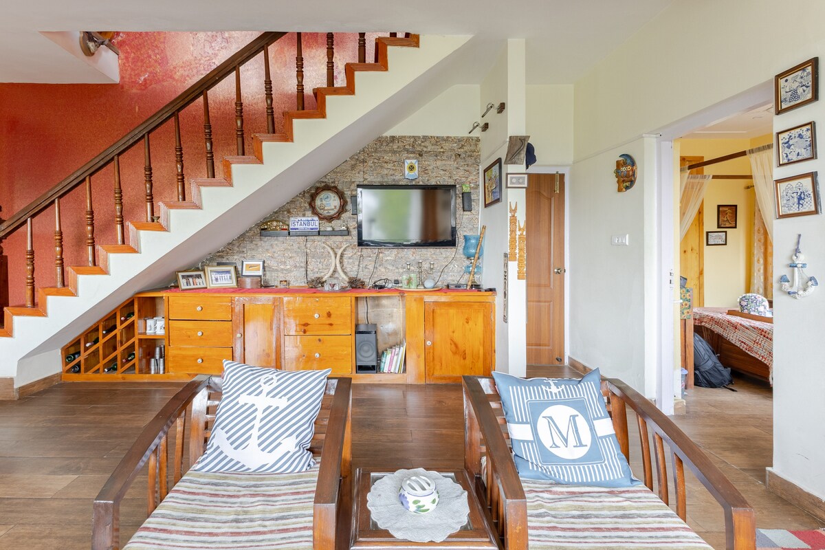 10, Nautical Miles - Mountain Cottage of a Mariner