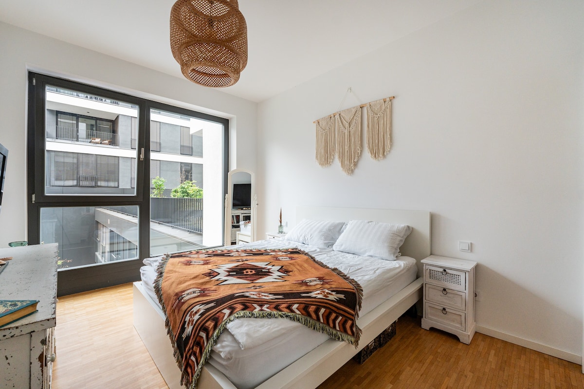 Modern & cozy flat, 2 bath, 2 bedrooms, sleeps 4