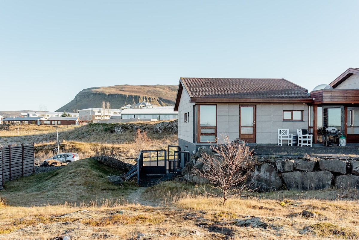 在自然风格的海滨小屋中欣赏崎岖的景观