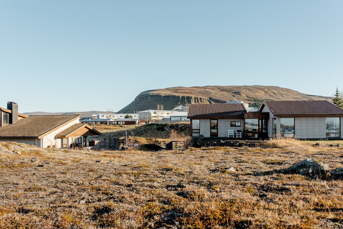 在自然风格的海滨小屋中欣赏崎岖的景观