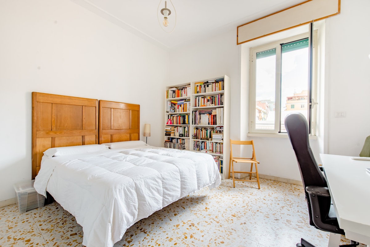 Nice room close to Caffarella Park and Via Appia