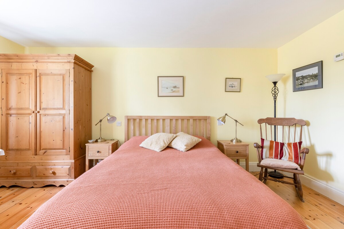 Kingsbridge的1间客房配备加大双人床和套房