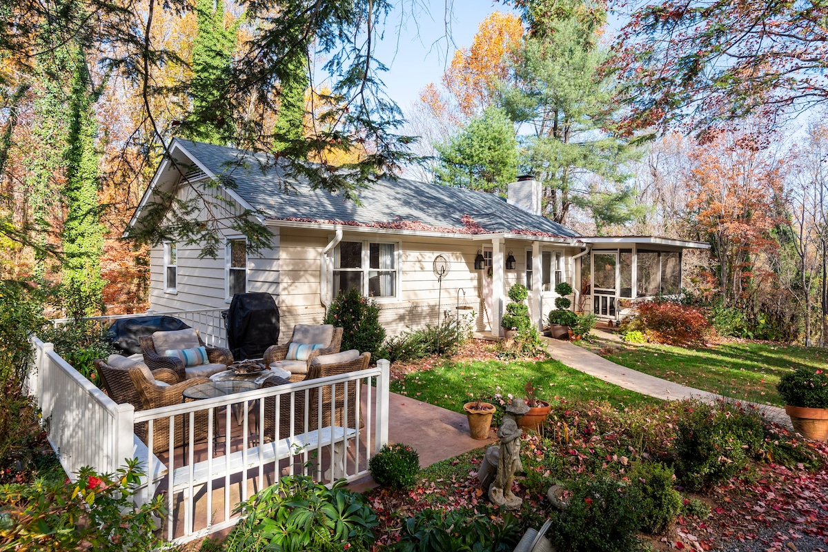 Walk to Tryon from this Cozy 1950's Camp Cottage