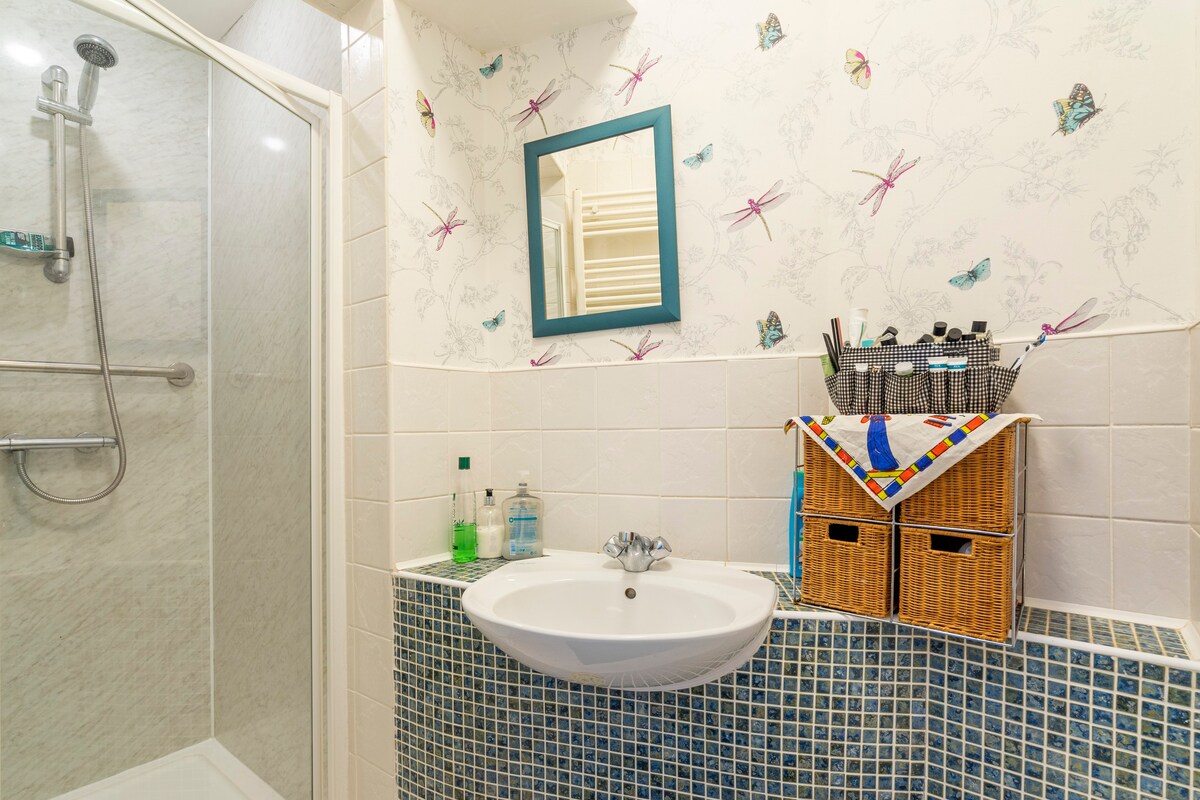 爱丁堡市中心的双人房。独立淋浴间