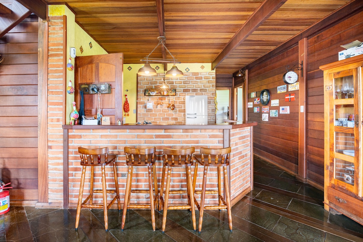 迷人的度假木屋，景观美丽，位于Vila Natal ，设有3间卧室，空间充裕，配有木炉、披萨烤箱、烧烤炉、烧烤架和台球桌。