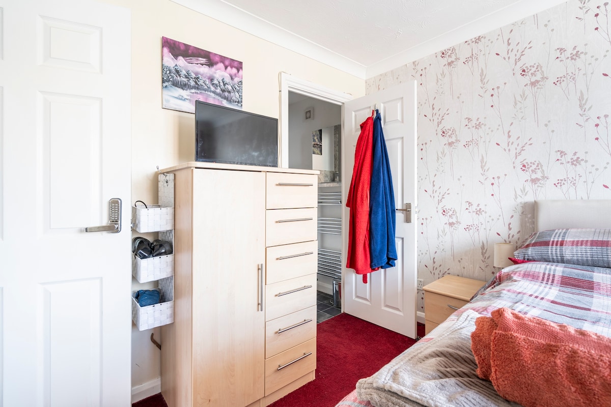 Double en-suite bedroom with TV in Kempston