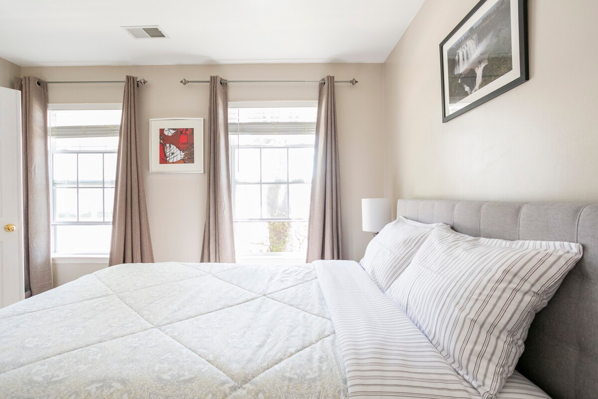 Private room in a townhouse in Sterling