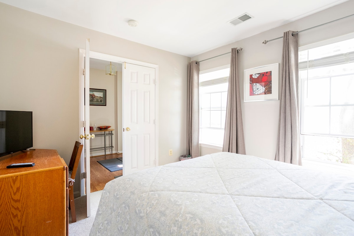 Private room in a townhouse in Sterling