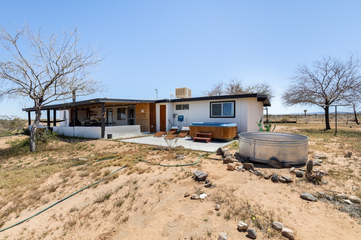 Neptune Moon Lodge - 5 Acres in Joshua Tree