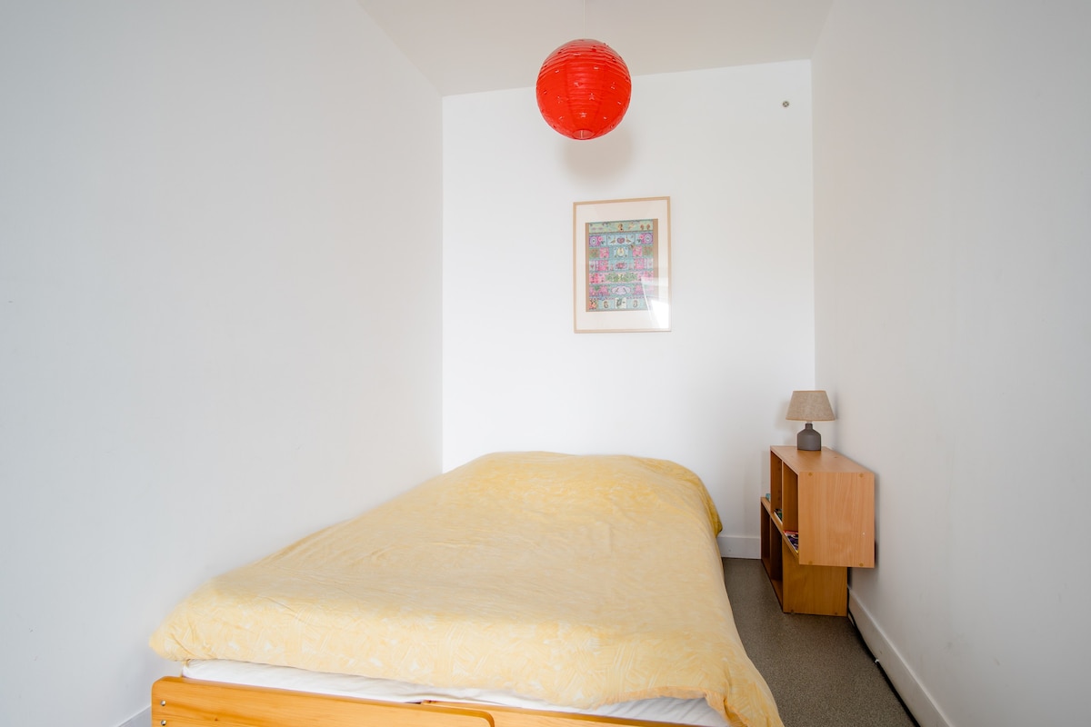 位于Pieux市中心的宽敞客房+独立卫生间。