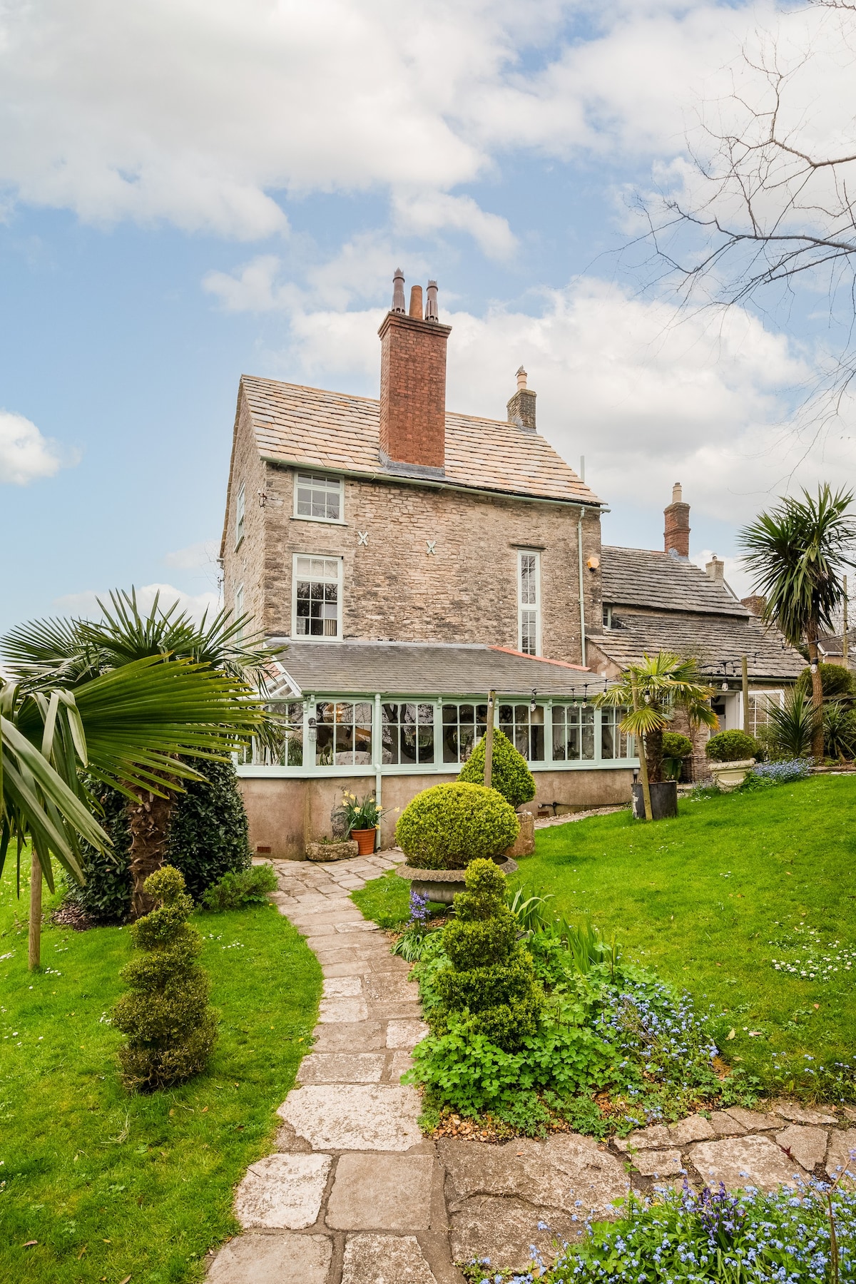 Elegant Garden Cottage in the Heart of Swanage