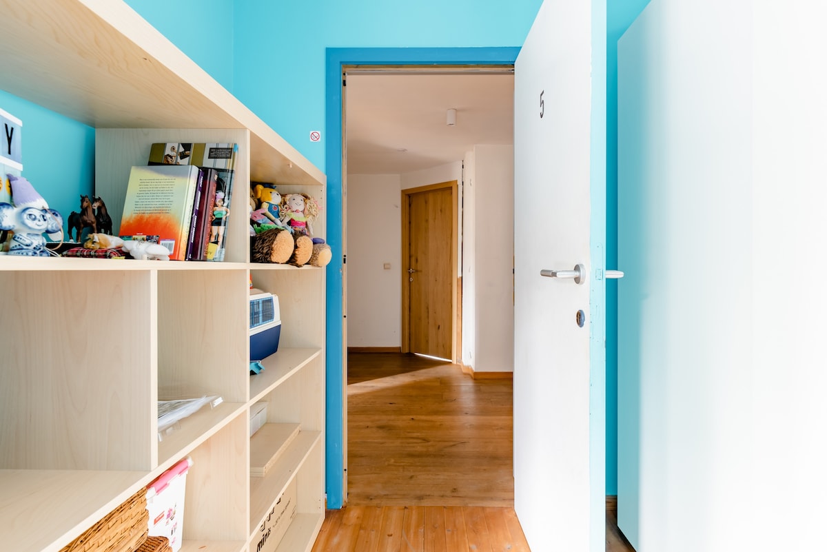 Heverlee市中心的蓝色房间-厨房、床和浴室