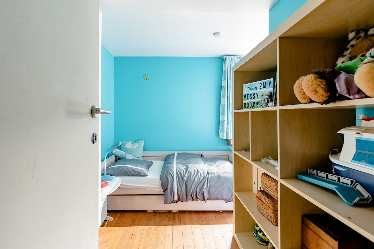 Heverlee市中心的蓝色房间-厨房、床和浴室