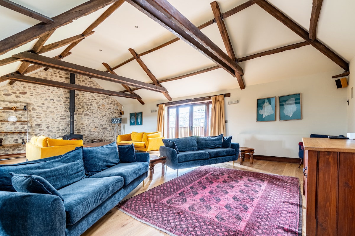 Sleeps 12 - Converted Barn in rural location