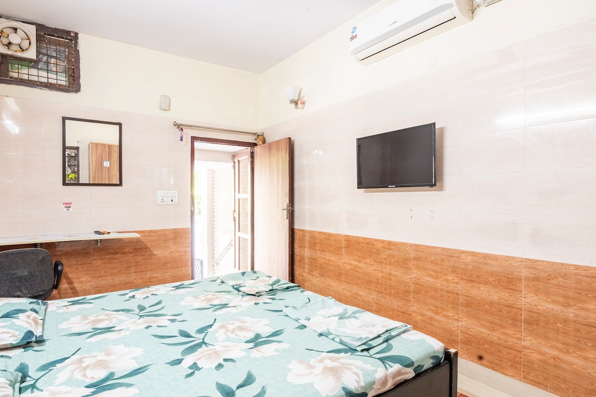 Cozy room near -Saket Malviya nagar Max hospital.