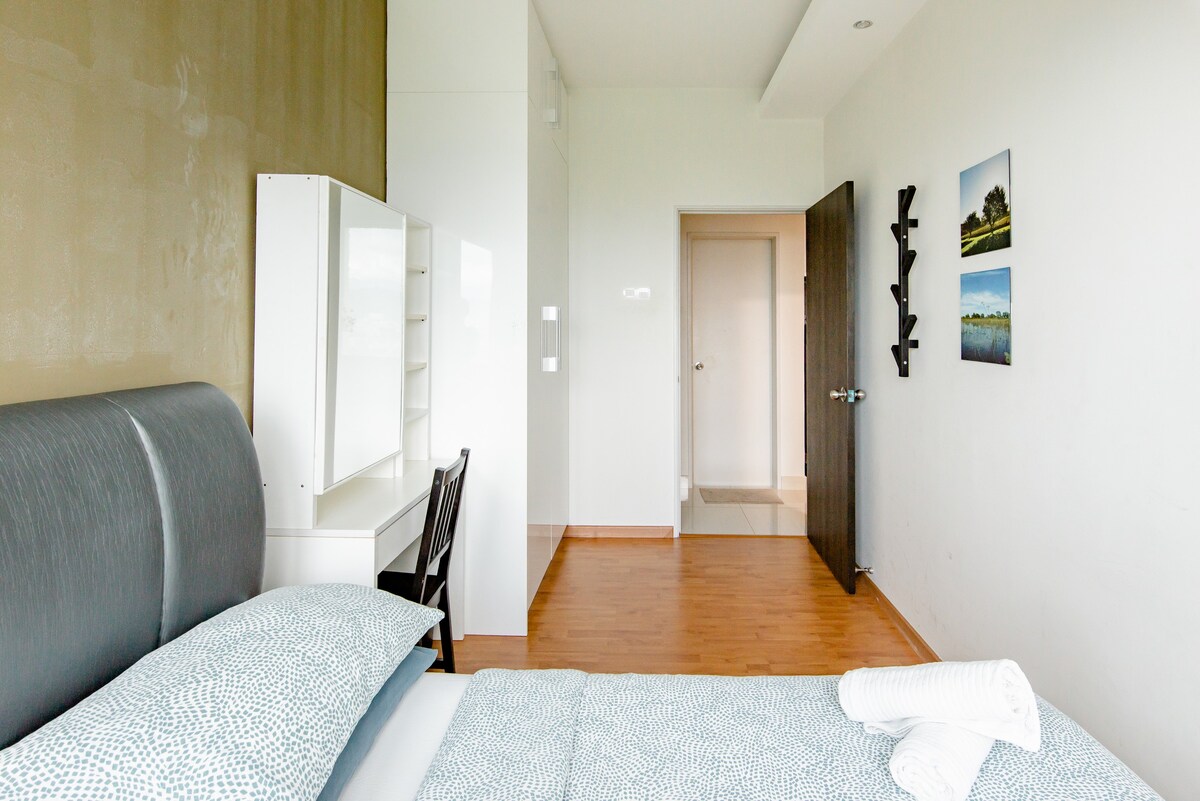 宁静共用公寓的标准双人床卧室，带天空泳池