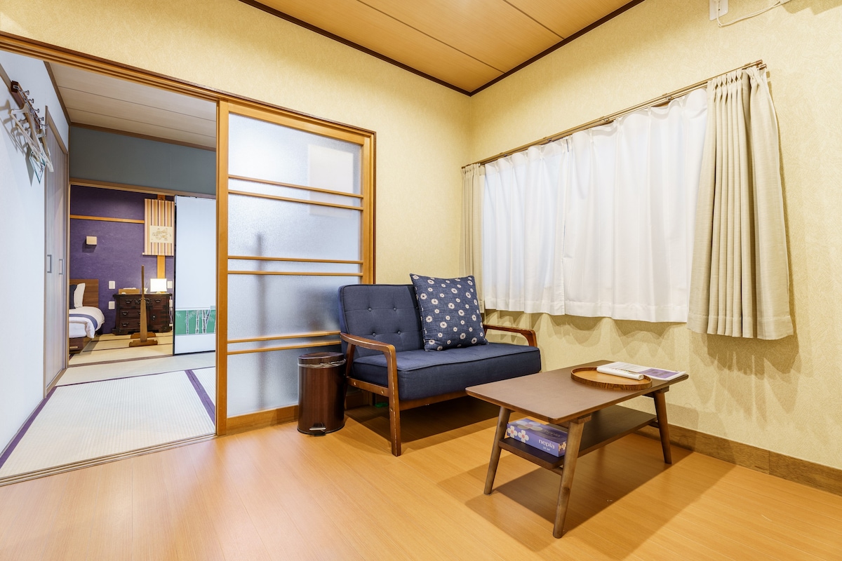 二条城北日式旅馆 3套房间 3个浴室 3个卫生间99平米最多住9人 公交站1分钟，有便利店超市和饭馆