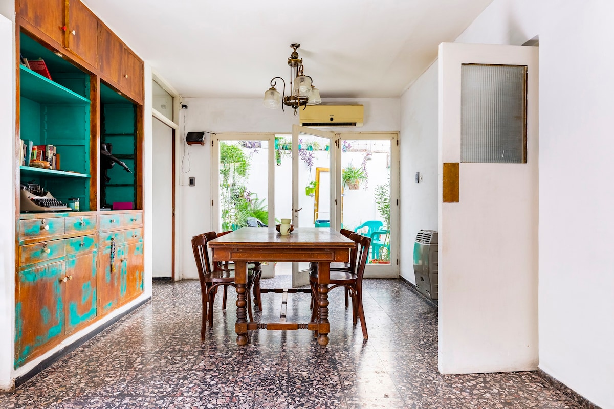 Habitación con baño privado cerca del centro.