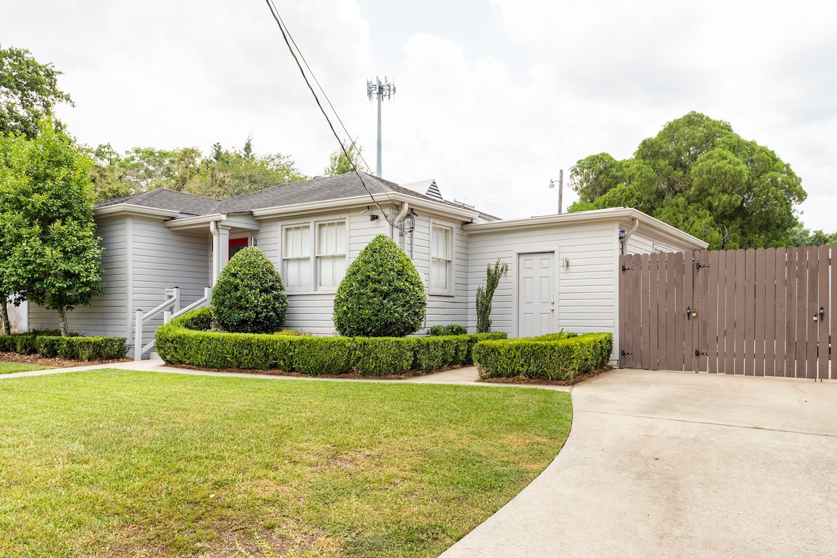 Adorable raised cottage, Centrally located