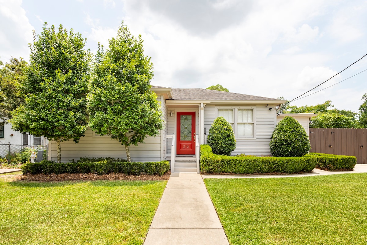 Adorable raised cottage, Centrally located