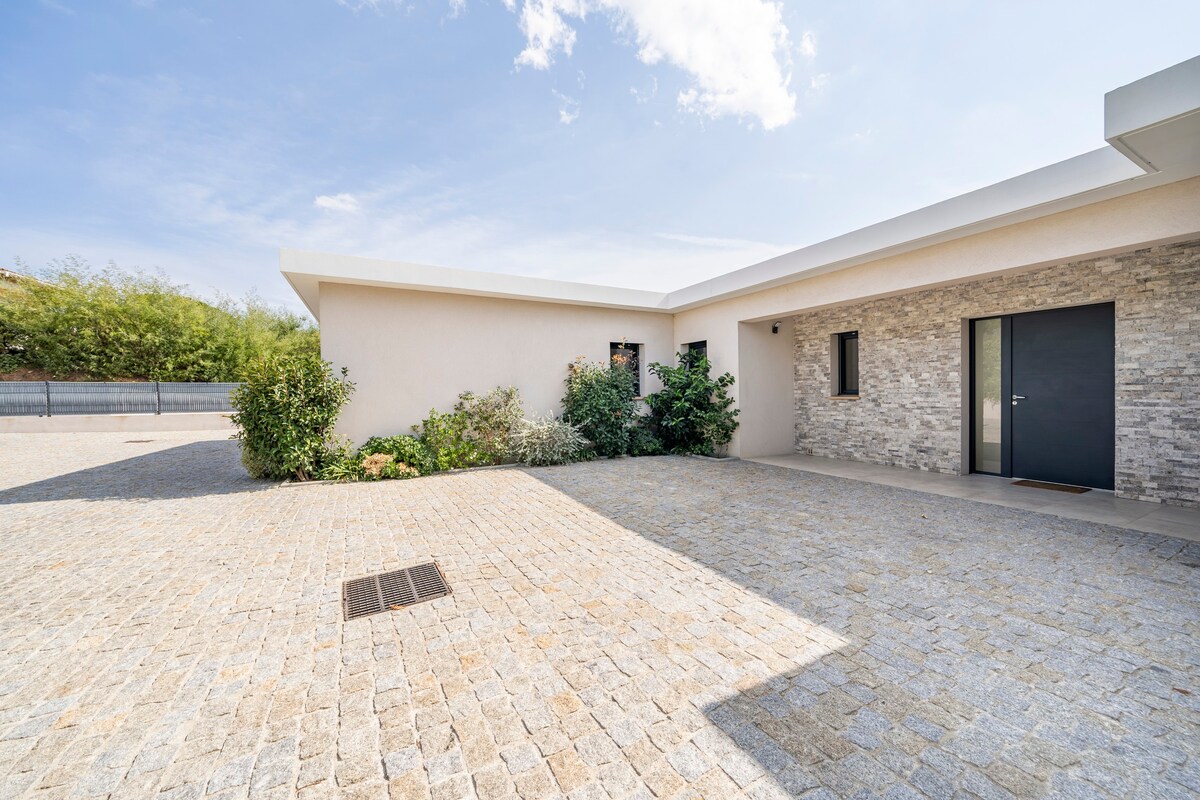 Villa contemporaine avec piscine à 5 mn de la mer