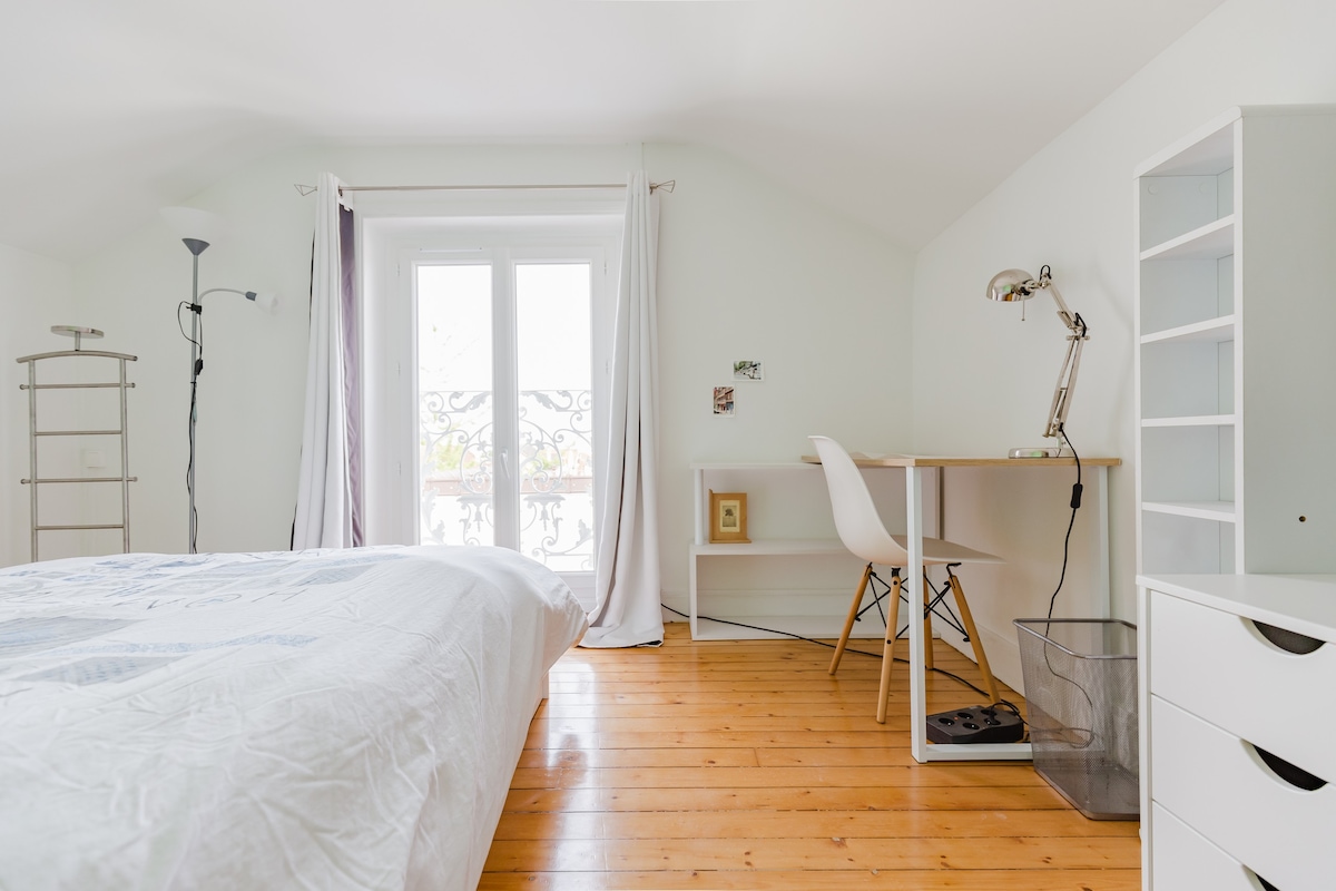 Grande chambre chez l'habitant près de Paris.