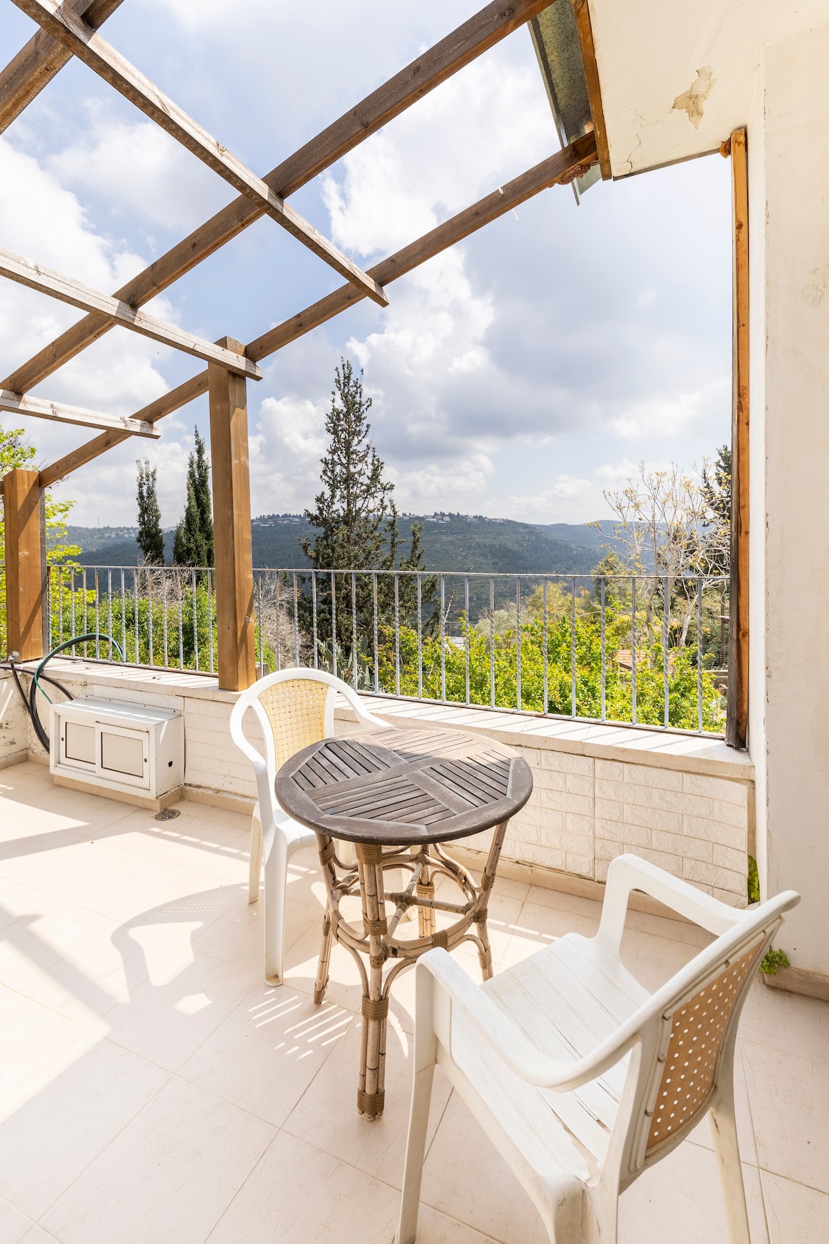 耶路撒冷山脉的农舍，前面的景色和晴朗的空气。